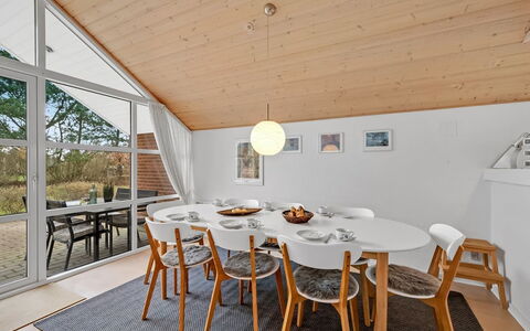 Herminia - 350M to the Fjord: Meubles, Bois, Sol, Design Intérieur, Table Cuisine Et Salle A Manger, Plafond, Salle À Manger, Sol, Chaise, Table