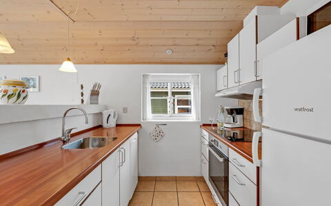 Herminia - 350M to the Fjord: Cuisine, Sol, Comptoir, Design Intérieur, Bois, Plafond, Sol, Meubles, Cabinetry, Appareil De Cuisine