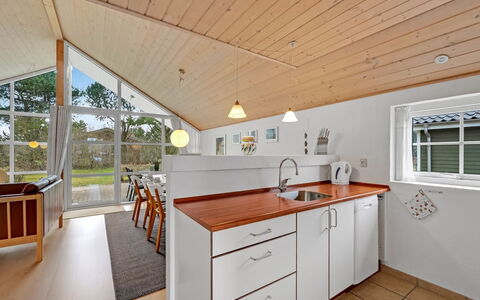 Herminia - 350M to the Fjord: Sol, Design Intérieur, Bois, Plafond, Sol, Meubles, Cuisine, Comptoir, Domicile, Cabinetry
