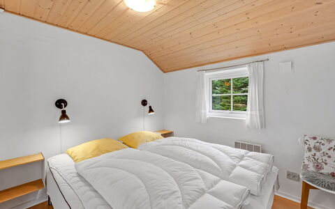 Herminia - 350M to the Fjord: Bois, Plafond, Design Intérieur, Chambre, Lit, Domicile, Sol, Pièce, Cadre De Lit, Literie
