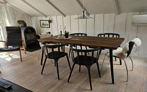 Matthis - 500M to the Fjord: Meubles, Sol, Sol, Bois, Design Intérieur, Chaise, Table, Parquet, Table Cuisine Et Salle A Manger, Salle À Manger