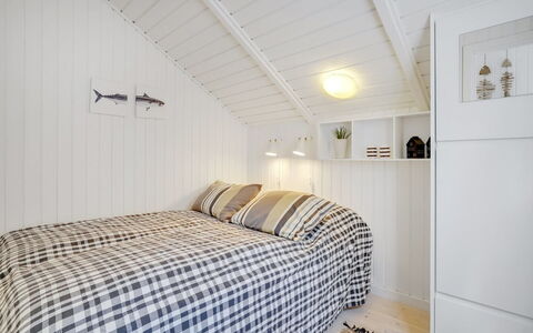 Matthis - 500M to the Fjord: Bois, Chambre, Design Intérieur, Plafond, Sol, Lit, Sol, Literie, Drap De Lit, Pièce