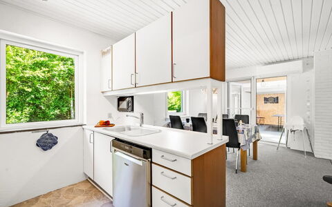 Aarni - 250M to the Fjord: Cuisine, Bois, Sol, Design Intérieur, Comptoir, Sol, Plafond, Principaux Appliance, Cabinetry, Appareil De Cuisine