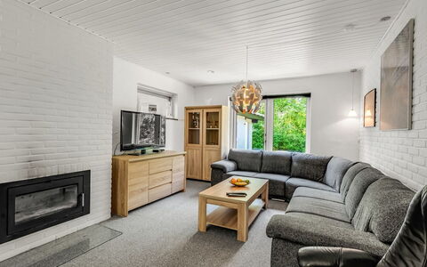 Aarni - 250M to the Fjord: Meubles, Design Intérieur, Sol, Bois, Canapé, Plafond, Sol, Salon, Pièce, Domicile