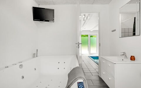 Aarni - 250M to the Fjord: Sol, Sol, Design Intérieur, Luminaire Plomberie, Plafond, Baignoire, Plomberie, Pièce, Salle De Bains, Robinet