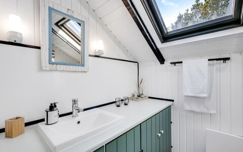 Raita - 350M to the Fjord: Luminaire Plomberie, Design Intérieur, Évier, Robinet, Salle De Bains, Plafond, Plomberie, Armoire De Toilette, Luminaire, Lavabo