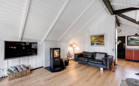 Raita - 350M to the Fjord: Meubles, Bois, Design Intérieur, Sol, Sol, Chaise, Pièce, Plafond, Salon, Appartement
