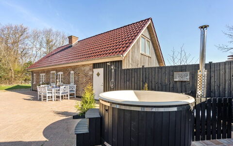 Malene - 700M to the Fjord: Toit, Maison, Domicile, Chalet, Siding, Biens, Allée, Batiments Jardin, Cour, Cabanon