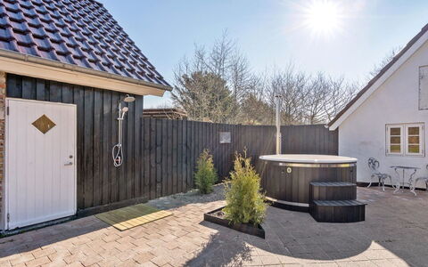 Malene - 700M to the Fjord: Toit, Maison, Domicile, Chalet, Siding, Biens, Allée, Batiments Jardin, Cour, Cabanon