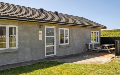 Ludwik - 150M from the Sea: Architecture, Toit, Domicile, Composite, Daylighting, Siding, Allée