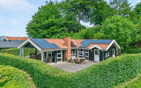 Algot - 100M to the Fjord: Toit, Maison, Domicile, Chalet, Siding, Biens, Allée, Batiments Jardin, Cour, Cabanon