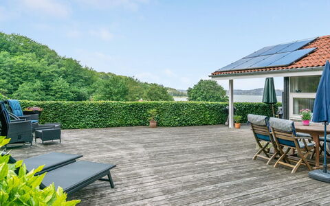 Algot - 100M to the Fjord: Toit, Maison, Domicile, Chalet, Siding, Biens, Allée, Batiments Jardin, Cour, Cabanon