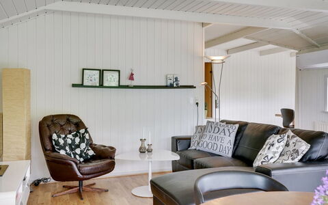 Algot - 100M to the Fjord: Toit, Maison, Domicile, Chalet, Siding, Biens, Allée, Batiments Jardin, Cour, Cabanon