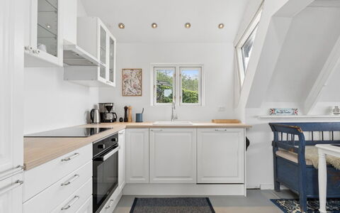 Fifi - 10M to the Fjord: Sol, Design Intérieur, Cuisine, Cabinetry, Bois, Comptoir, Meubles, Plafond, Sol, Luminaire