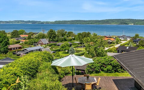 Stjerne - 300M from the Sea: Vert, Maison, Toit, Paysage, Zone Résidentielle, Lot Terre, Domicile, Chalet, Biens