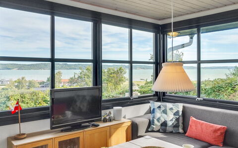 Stjerne - 300M from the Sea: Meubles, Design Intérieur, Plafond, Pièce, Table, Sol, Canapé, Chaise, Salon