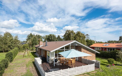 Hilmer - from the Sea: Toit, Maison, Domicile, Chalet, Siding, Biens, Allée, Batiments Jardin, Cour, Cabanon