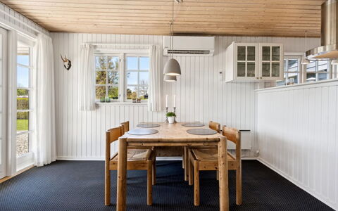 Ekatarina - 125M from the Sea: Sol, Bois, Meubles, Plafond, Design Intérieur, Sol, Table Cuisine Et Salle A Manger, Salle À Manger, Parquet, Domicile