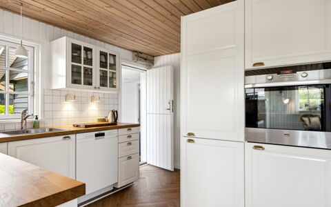 Ekatarina - 125M from the Sea: Appareil De Cuisine, Cuisine, Bois, Sol, Cabinetry, Principaux Appliance, Design Intérieur, Comptoir, Plafond, Sol