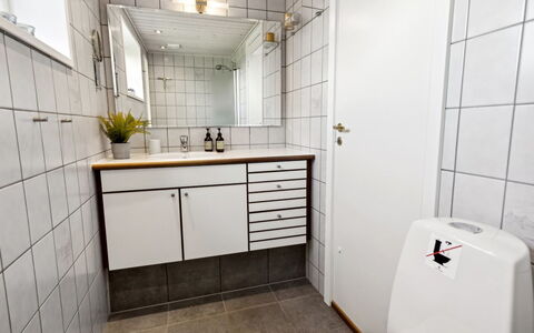 Ekatarina - 125M from the Sea: Sol, Luminaire Plomberie, Sol, Design Intérieur, Salle De Bains, Plomberie, Évier, Lavabo, Robinet, Tuile