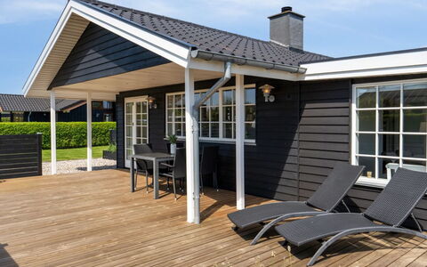 Ekatarina - 125M from the Sea: Chalet, Ombre, Mobilier De Jardin, Porche, Plate-Forme, Structure En Plein Air, Siding