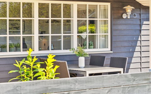 Ekatarina - 125M from the Sea: Bois, Meubles, Mobilier De Jardin, Domicile, Porte, Siding, Porche, Pot De Fleur, Chaise, Dur