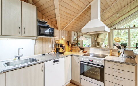 Ellica - 50Km from the Sea: Cuisine, Bois, Plafond, Comptoir, Design Intérieur, Appareil De Cuisine, Principaux Appliance, Luminaire, Domicile, Cabinetry