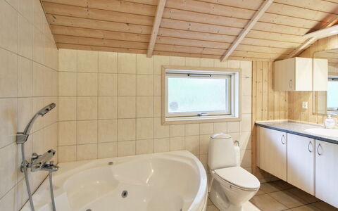 Ellica - 50Km from the Sea: Luminaire Plomberie, Plafond, Sol, Salle De Bains, Bois, Design Intérieur, Évier, Sol, Robinet, Plomberie