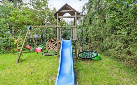 Ellica - 50Km from the Sea: Toboggan, Équipement Extérieur Play, Chute, Terrain De Jeux, Jardin, Loisir, Pelouse, Aménagement Paysager, Parc, Arrière-Cour