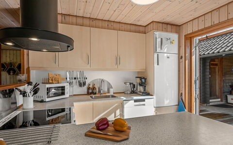 Engeline - 300M to the Fjord: Cuisine, Bois, Comptoir, Appareil De Cuisine, Sol, Design Intérieur, Meubles, Électroménager, Plafond, Principaux Appliance