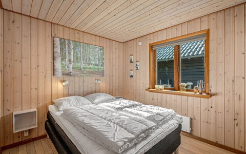 Engeline - 300M to the Fjord: Bois, Chambre, Design Intérieur, Plafond, Lit, Sol, Sol, Drap De Lit, Pièce, Domicile