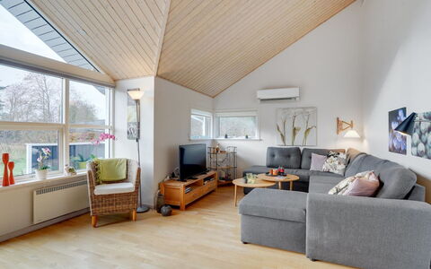 Daina - 400M to the Fjord: Domicile, Toit, Maison, Chalet, Biens, Porte, Porche, Siding, Ferme, Ombre