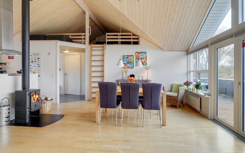 Daina - 400M to the Fjord: Domicile, Toit, Maison, Chalet, Biens, Porte, Porche, Siding, Ferme, Ombre