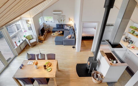Daina - 400M to the Fjord: Domicile, Toit, Maison, Chalet, Biens, Porte, Porche, Siding, Ferme, Ombre