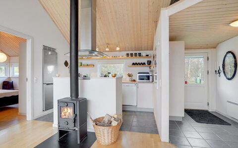Daina - 400M to the Fjord: Domicile, Toit, Maison, Chalet, Biens, Porte, Porche, Siding, Ferme, Ombre
