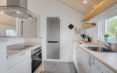 Daina - 400M to the Fjord: Domicile, Toit, Maison, Chalet, Biens, Porte, Porche, Siding, Ferme, Ombre