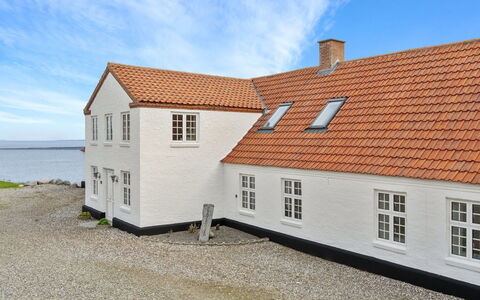 Thorge - 75M to the Fjord: Bâtiment, Fenêtre, Maison, Domicile, Toit, Architecture, Chalet, Biens, Pente, Fenêtre À Guillotine
