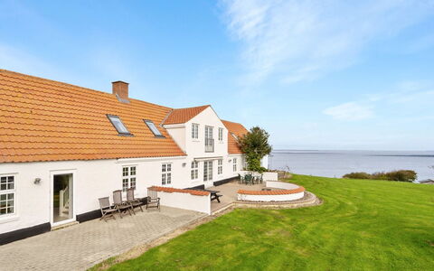 Thorge - 75M to the Fjord: Domicile, Toit, Maison, Chalet, Biens, Porte, Porche, Siding, Ferme, Ombre