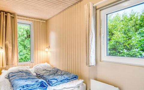 Nilias - 400M to the Fjord: Bois, Chambre, Design Intérieur, Domicile, Lit, Drap De Lit, Literie, Plafond, Tache De Bois, Cadre De Lit