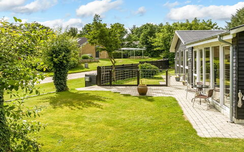 Nilias - 400M to the Fjord: Herbe, Arbuste, Jardin, Domicile, Lot Terre, Pelouse, Couverture De Sol, Chalet, Ombre, Cour