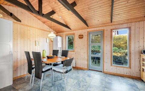 Alpi - 250M to the Fjord: Bois, Plafond, Porte, Pièce, Dur, Tache De Bois, Cabane En Rondins, Luminaire, Faisceau, Planche