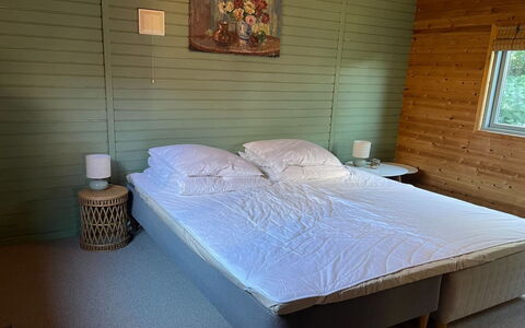 Alpi - 250M to the Fjord: Bois, Chambre, Meubles, Lit, Sol, Sol, Drap De Lit, Design Intérieur, Linge, Literie