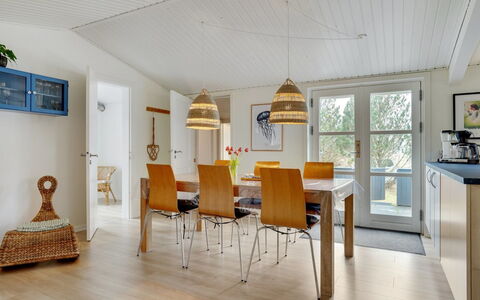 Ljupka - 1Km from the Sea: Meubles, Design Intérieur, Sol, Sol, Bois, Parquet, Plafond, Chaise, Luminaire, Salle À Manger