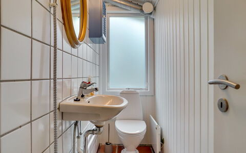 Ljupka - 1Km from the Sea: Salle De Bains, Luminaire Plomberie, Siège De Toilette, Mur, Toilette, Lavabo, Sol, Évier, Sol, Design Intérieur