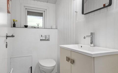 Mettemarie - 800M from the Sea: Luminaire Plomberie, Mur, Salle De Bains, Sol, Sol, Évier, Lavabo, Design Intérieur, Robinet, Armoire De Toilette