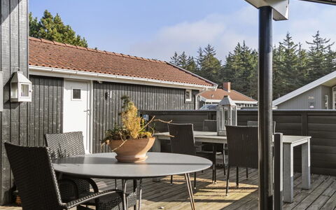 Mettemarie - 800M from the Sea: Bois, Mobilier De Jardin, Porche, Meubles, Domicile, Toit, Composite, Tableau De Plein Air, Porte, Ombre