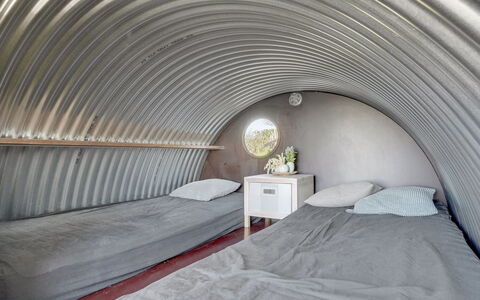 Nielsen - 30M to the Fjord: Chambre, Literie, Daylighting, Lit, Drap De Lit