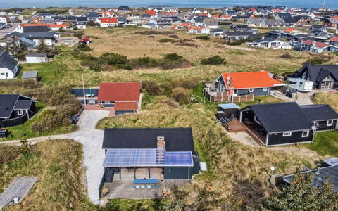 Madsen - 500M from the Sea: Toit, Plaine, Lot Terre, Zone Rurale, Domicile, Biens, Champ, Chalet, Pelouse, Banlieue