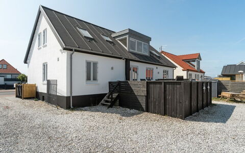Thilla - 100M from the Sea: Bâtiment, Fenêtre, Toit, Maison, Domicile, Zone Résidentielle, Architecture, Chalet, Composite, Siding