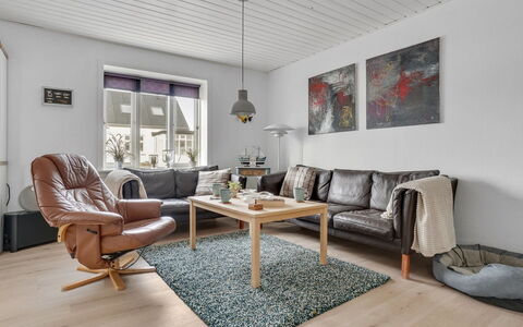 Thilla - 100M from the Sea: Meubles, Sol, Design Intérieur, Canapé, Sol, Salon, Bois, Parquet, Domicile, Pièce
